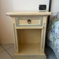 Due comodini in legno