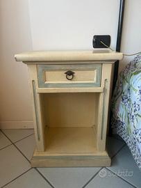 Due comodini in legno