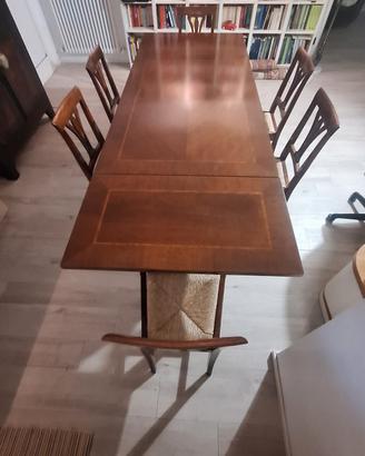 Tavolo in legno intarsiato con sedie