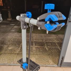 Supporto e chiave per manutenzione bici