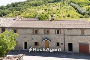 Rustico / Casale di 209 m² con più di 5 locali e b