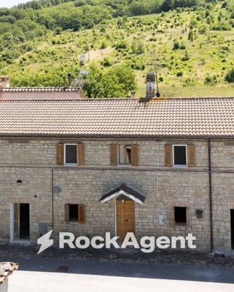 Rustico / Casale di 209 m² con più di 5 locali e b