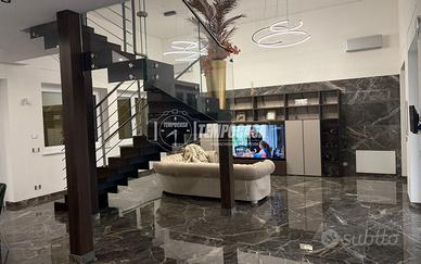 VILLA NUOVA CON AMPIO CORTILE PRIVATO