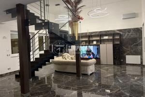 VILLA NUOVA CON AMPIO CORTILE PRIVATO