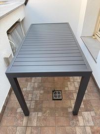 Tavolo da esterno e due sedie