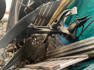 Aratro bivomere reversibile meccanico