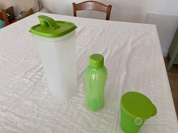 Set bibite brocca bottiglia e bicchiere