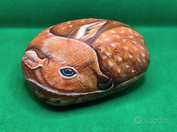 Cerbiatto sasso dipinto a mano