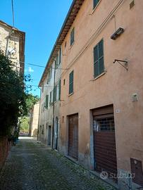 Appartamenti n 2e 2 negozi iUrbania (PU)