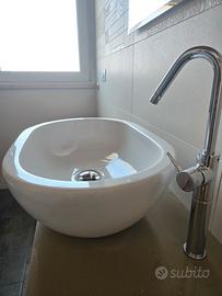 Lavabo da appoggio ovale con rubinetteria inclusa