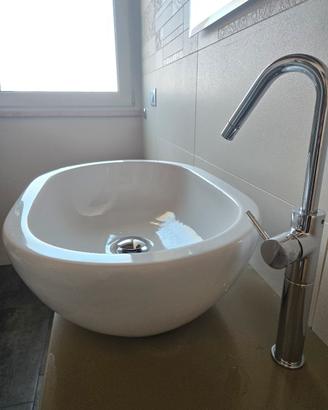 Lavabo da appoggio ovale con rubinetteria inclusa