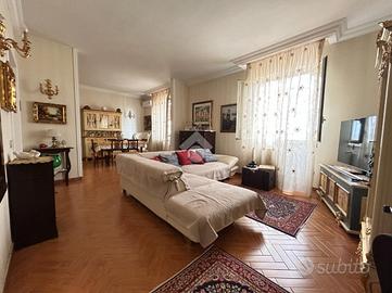 Ampio appartamento ristrutturato con terrazzo