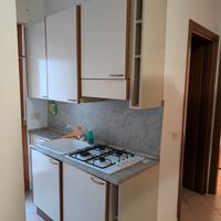 cucina con tavolo e sedie