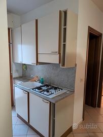 cucina con tavolo e sedie