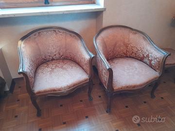 Poltroncina con rivestimento damascato rosa