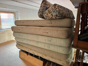Stock doghe in legno, reti metalliche e materassi