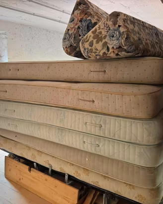 Stock doghe in legno, reti metalliche e materassi