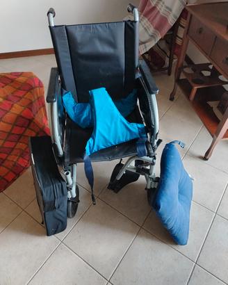 carrozzina x disabili +cuscini antidecupido 