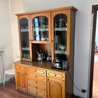 Mobile in legno e vetrine