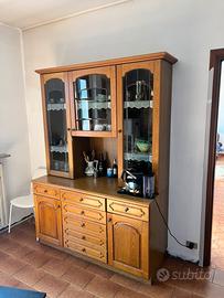 Mobile in legno e vetrine