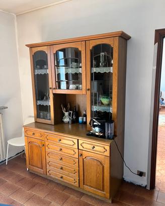 Mobile in legno e vetrine