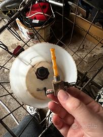 Rubinetto benzina califfone rizzato