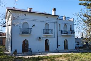 Villa indipendente con potenziale edificatorio