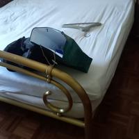 Camera da letto completa con letto ottone
