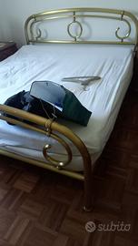 Camera da letto completa con letto ottone