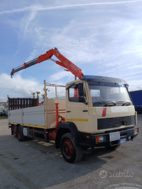Mercedes Benz 1520 con gru e pedana caricatrice