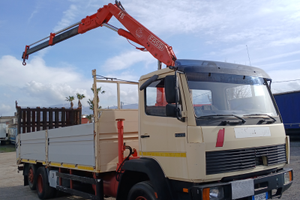 Mercedes Benz 1520 con gru e pedana caricatrice