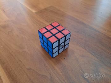 cubo di rubik + collana in omaggio