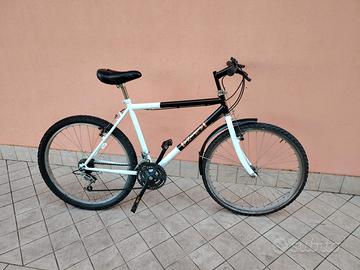 Bicicletta da 26 bicolore con cambio 18 v