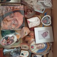box di oggetti sacri misti e souvenir 