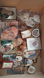 box di oggetti sacri misti e souvenir 