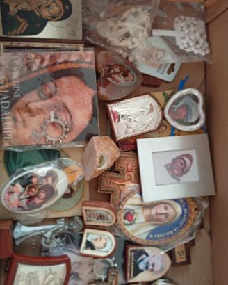 box di oggetti sacri misti e souvenir 