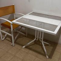 Tavolo in ferro con due sedie