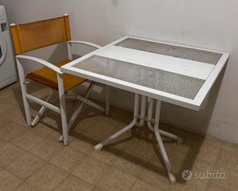 Tavolo in ferro con due sedie