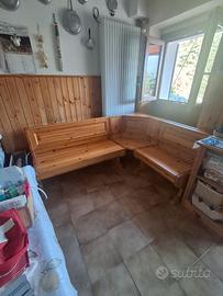 Panca con tavolo e sedie
