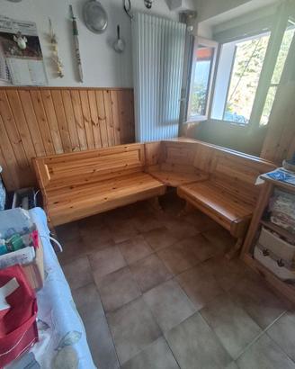 Panca con tavolo e sedie