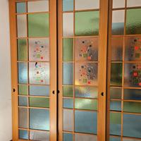 2 porte scorrevoli in legno con vetrata