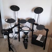 Batteria  Yamaha DTX 502 con pedale Tama