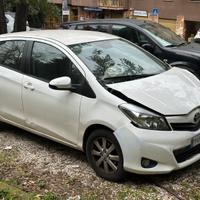 Yaris 1.0 5 porte Lounge - incidentata frontale