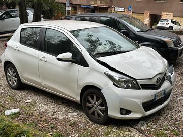 Yaris 1.0 5 porte Lounge - incidentata frontale