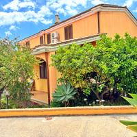 Villa su tre livelli con giardino