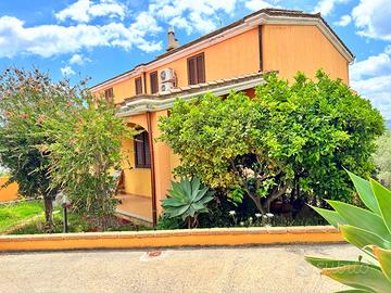 Villa su tre livelli con giardino