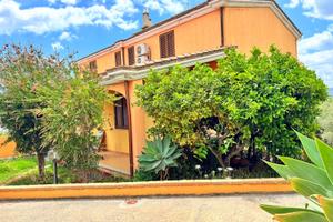 Villa su tre livelli con giardino