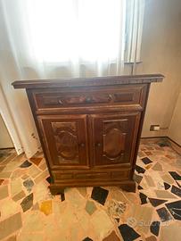 Mobiletto in legno con due ante e due cassetti