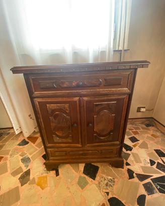 Mobiletto in legno con due ante e due cassetti