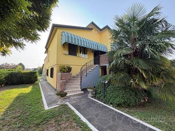 Villa di 276 m² con più di 5 locali e box auto dop